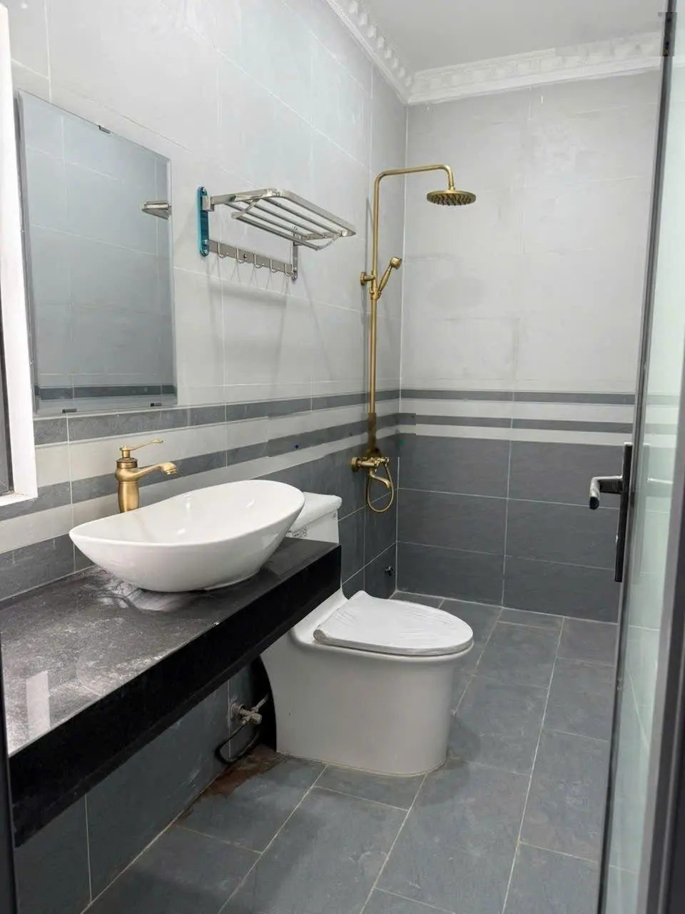 Bán nhà mới hoàn thiện ngoài 3 tầng, 4PN, 6WC - 88m2 - 6,8 tỷ - Rạch Tôm, Nhơn Đức