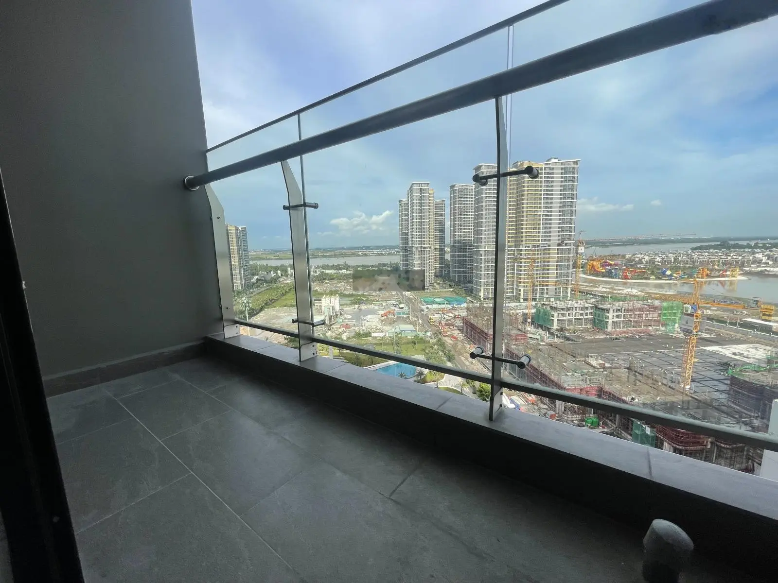 Chính chủ cần bán căn 2PN 2WC toà GH6 tầng trung view Vincom, DT 59m2 hướng Đông Nam, giá 3,69 tỷ