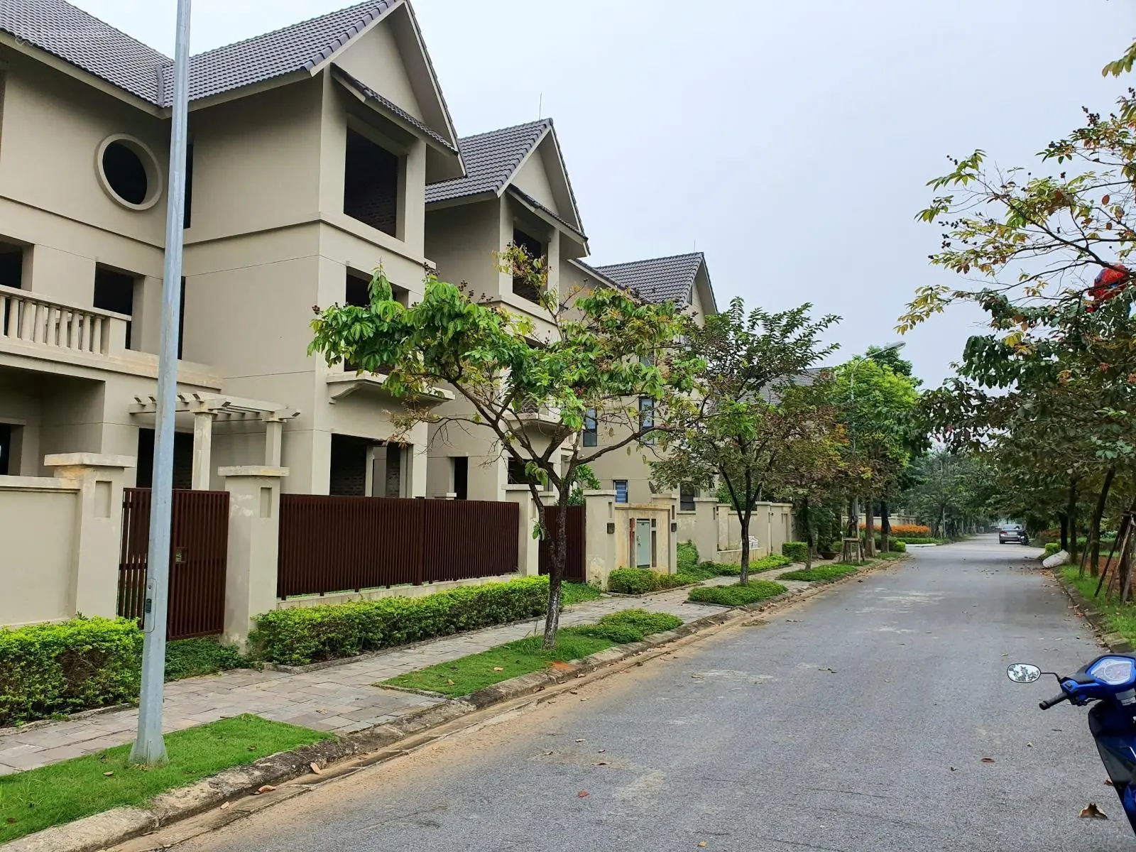 Bán biệt thự 300m2. Hướng Đông Nam. Sổ đỏ chính chủ. LH 0962 204 ***