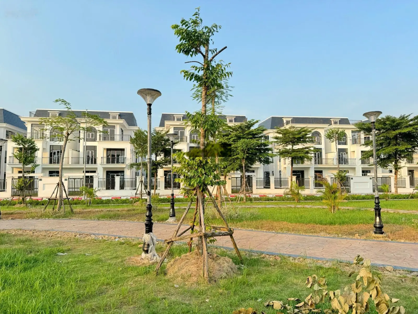 Cần tiền bán nhanh biệt thự 250m2 view công viên siêu mát giá chỉ 15.43 tỷ 95%. LH: 0903270123 zalo