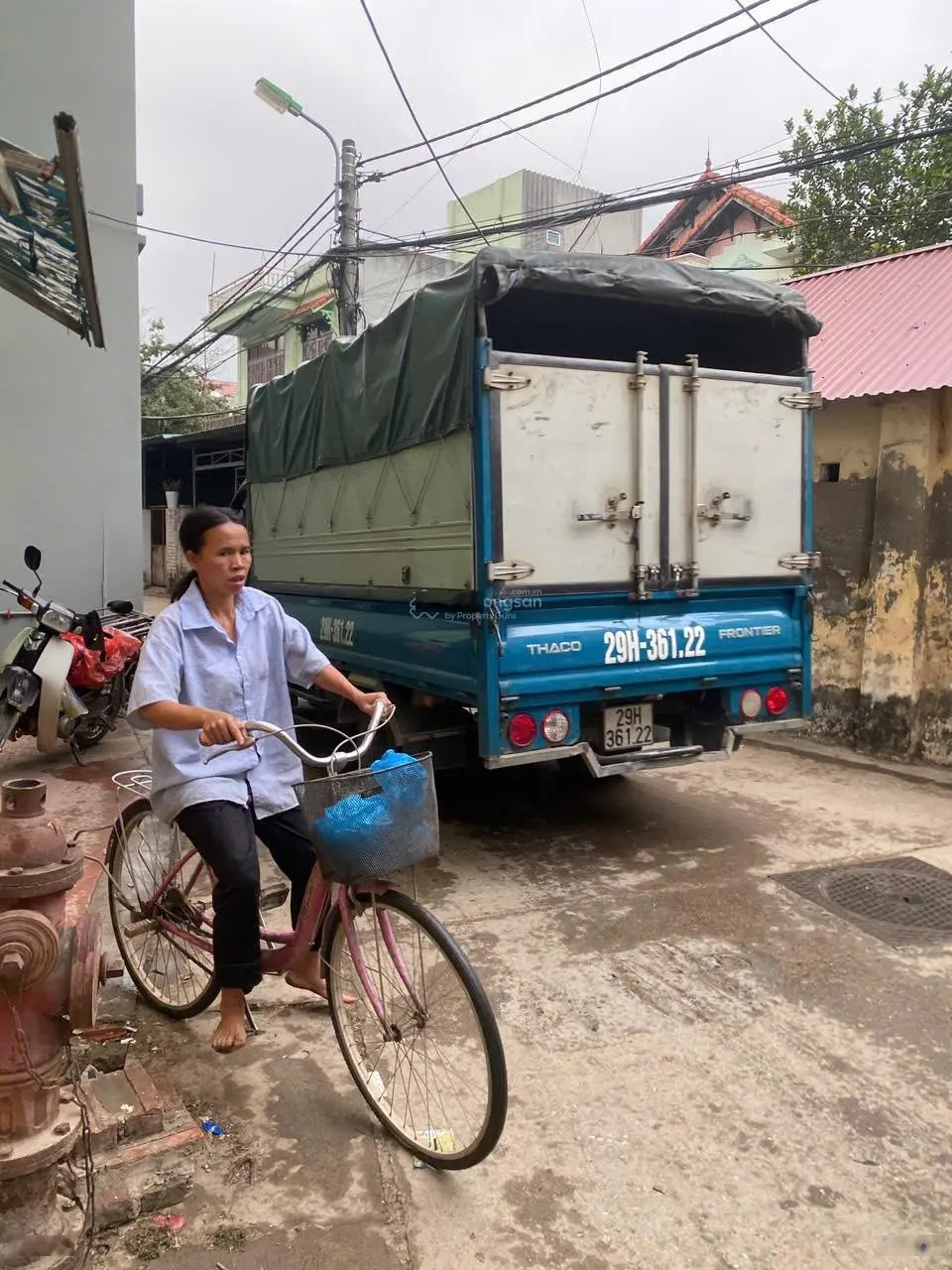 Hàng nóng lô góc ô tô qua, ô tô vào, kinh doanh tuyệt vời