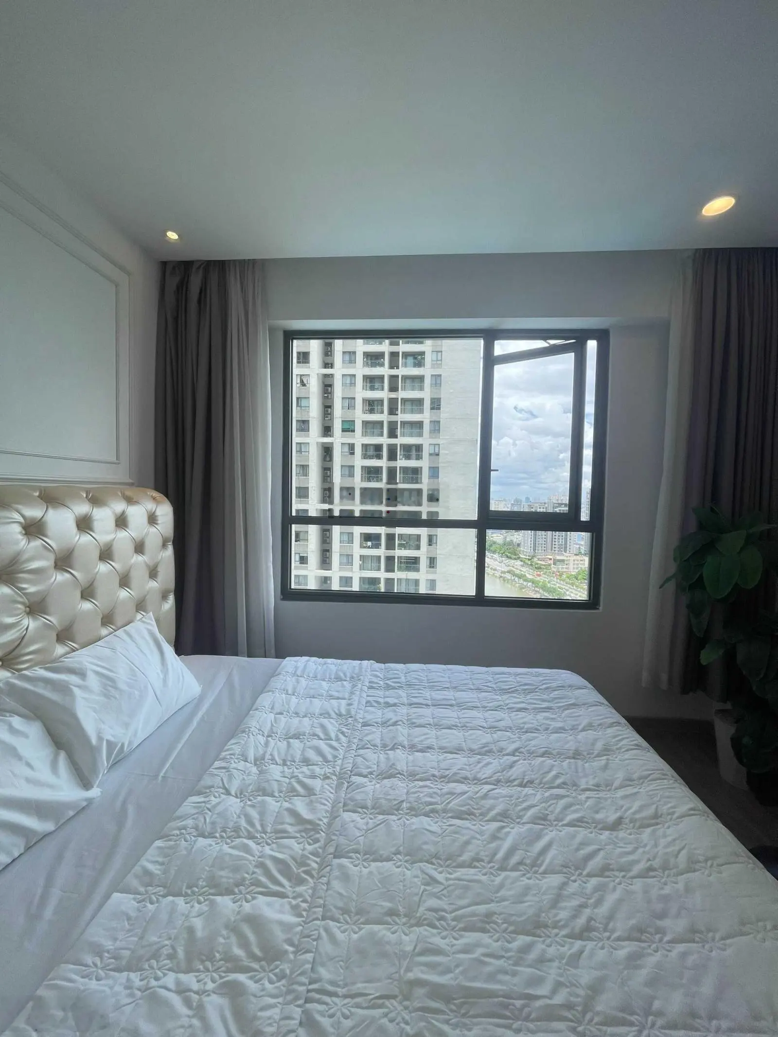 Bán căn hộ The Gold View - Đường Bến Vân Đồn, Q4, 90m2, 2PN 2WC, full NT: Giá 5tỷ4 LH 0932 248 238