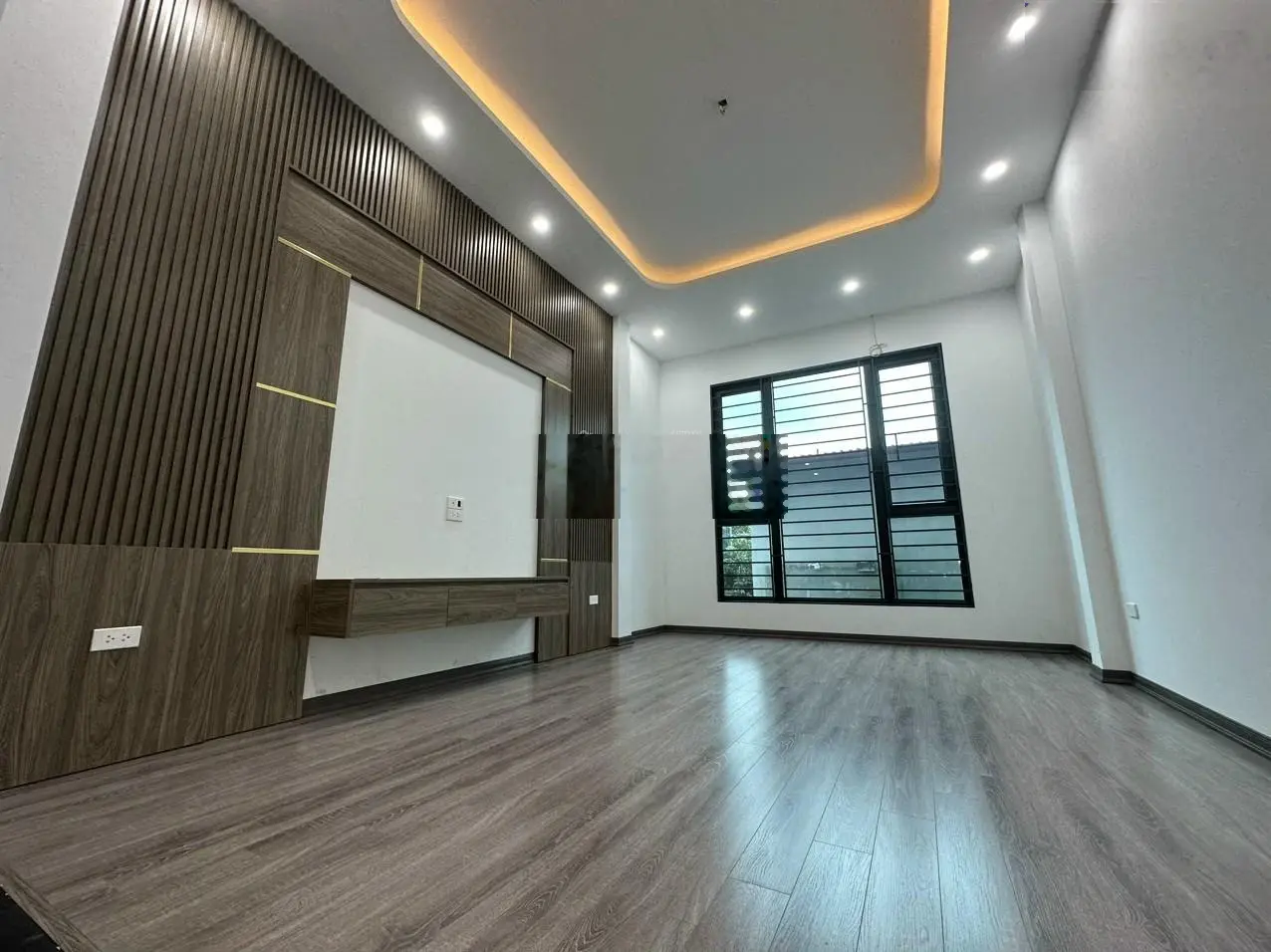 Nhà đẹp 4,5tầng*33m2, ôtô đỗ cửa, ngõ thông, ngay chợ, trường học, ngay gần BX Yên Nghĩa, Vành Đai4