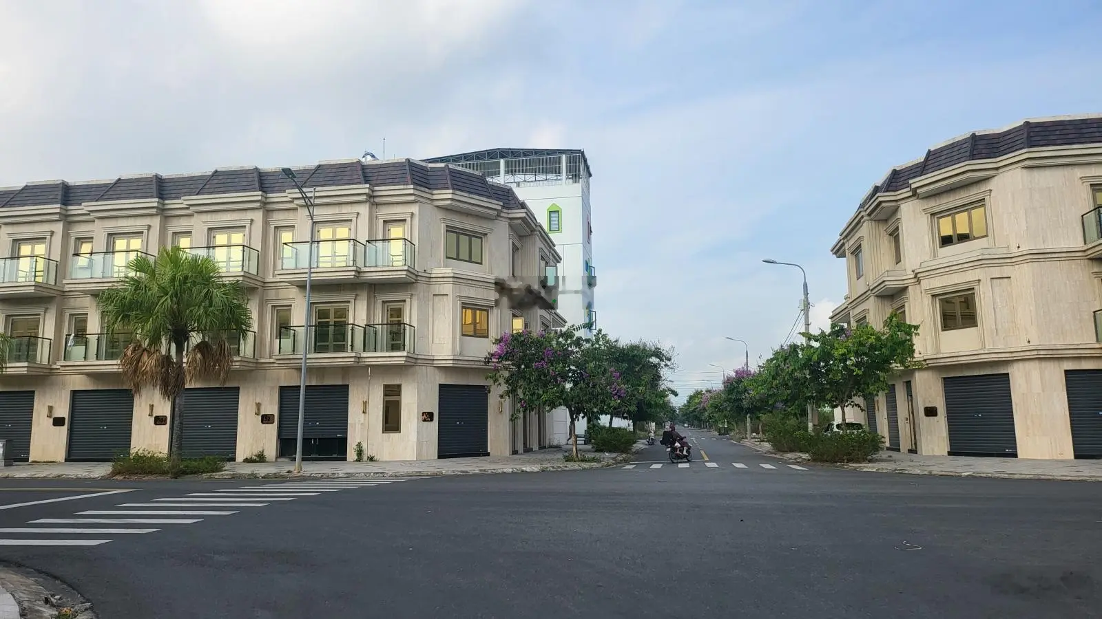 Bán 2 căn đôi shophouse đường Mê Linh. View hồ thoáng mát