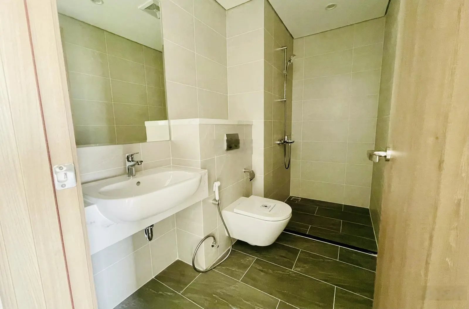 Cần bán căn 2PN 2WC tầng trung hướng ĐB view hồ bơi, DT TT 59m2, đối diện Vincom, giá 3,25 tỷ