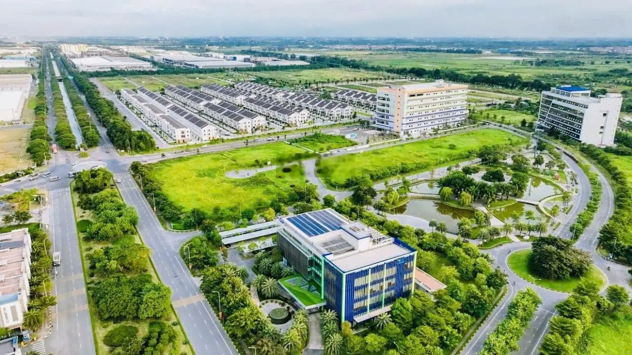 Bán biệt thự 180 m2. sát chợ vải ninh hiệp . cách long biên 6 km