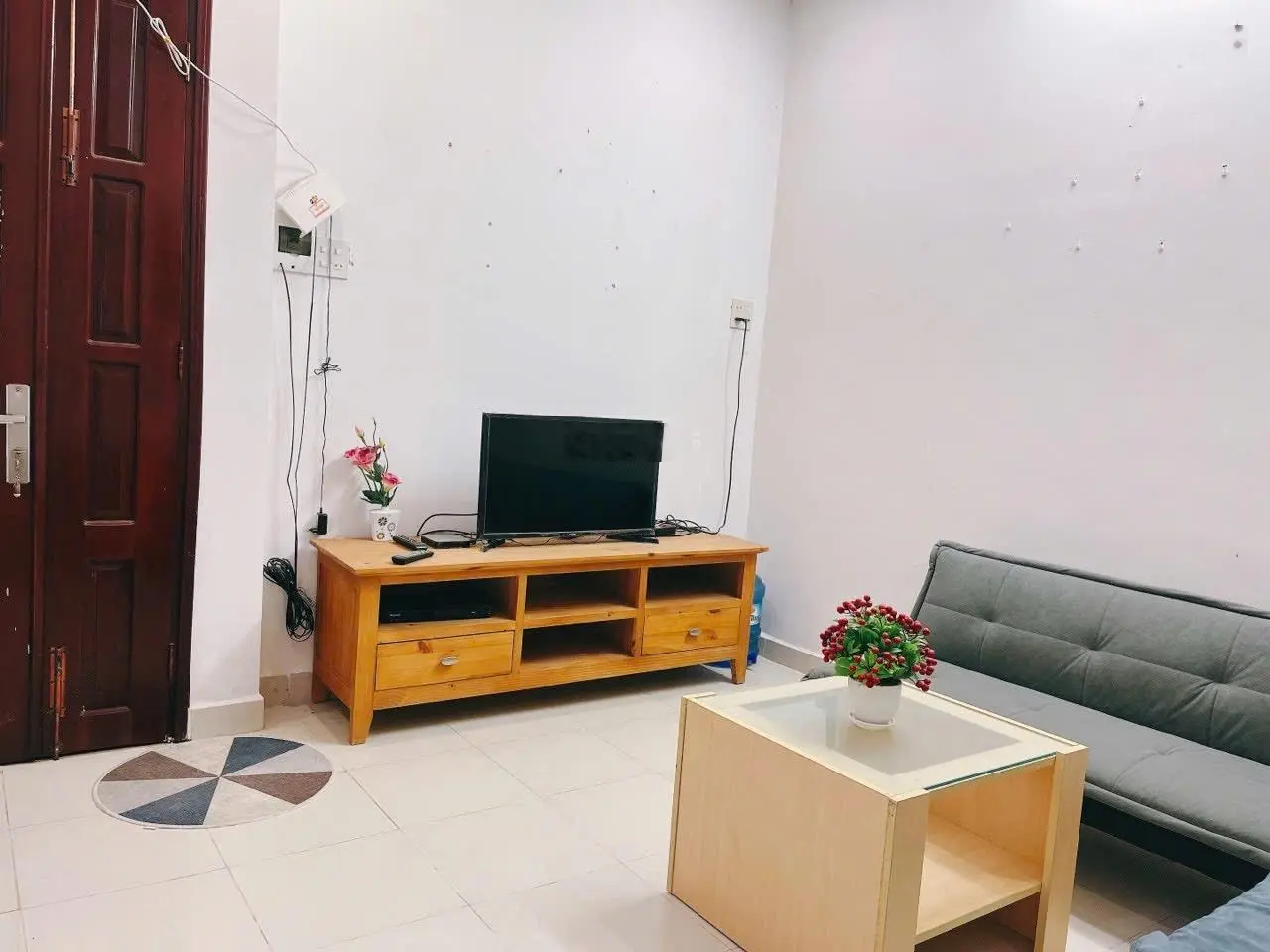 Bán căn hộ Hưng Phú 70m2, 2 phòng ngủ, có nội thất, sổ hồng, thang máy, Đông Bắc, bãi oto