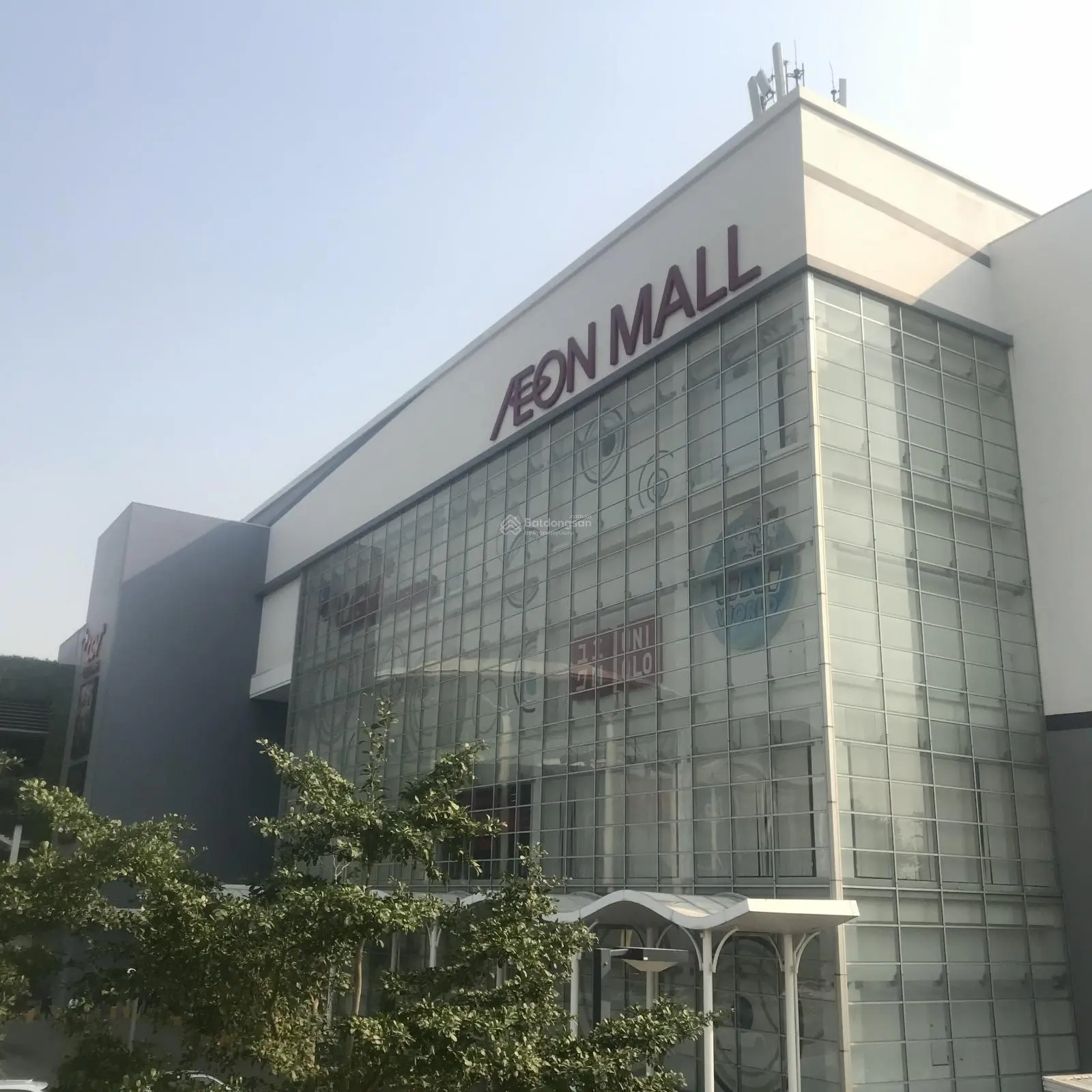 Nhà dân xây mới gara ô tô 6 tầng thang máy gần Aeon Mall Long Biên