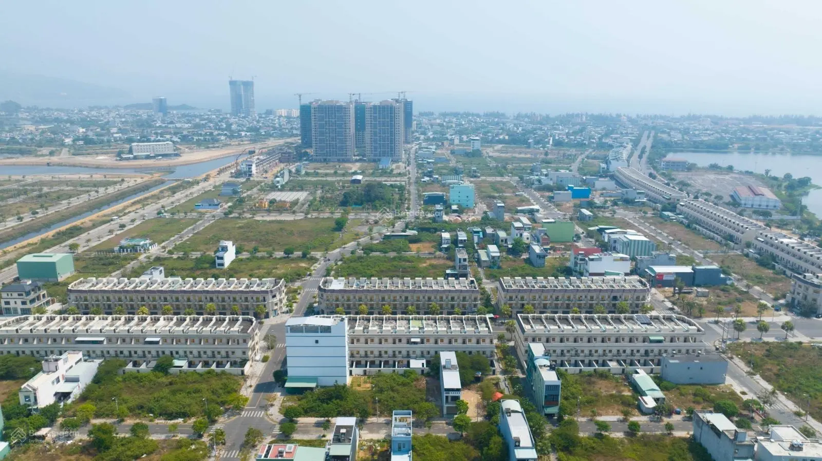 Xuất ngoại giảm 1 tỷ bán nhanh nhà 3 tầng view hồ Bàu Tràm Đà Nẵng, cách biển 600m, dòng tiền 15tr