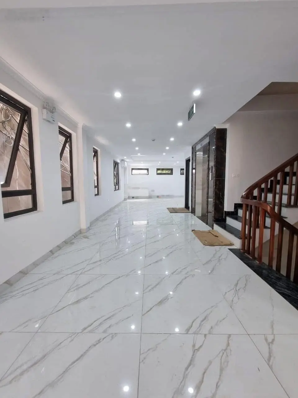 51tỷ, 100m2, 9T, MT 6m hiếm toà nhà văn phòng Lạc Long Quân sát Hồ Tây dòng tiền 2tỷ/năm, 3 mặt ngõ