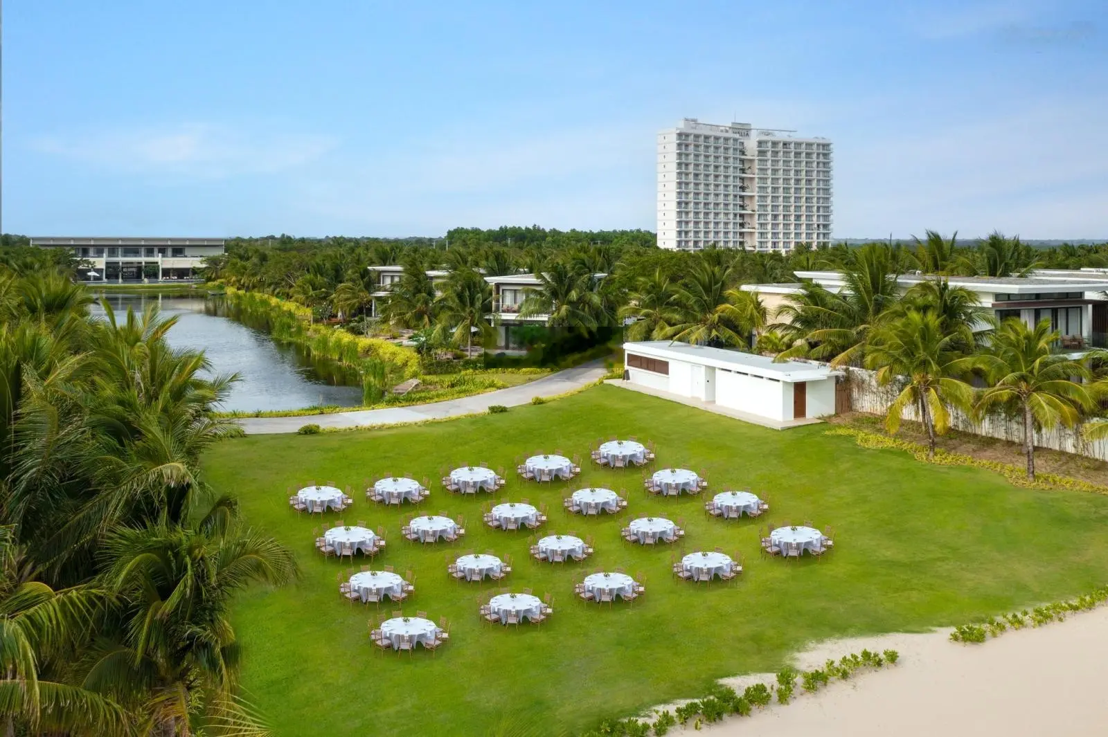 Biệt thự 3PN/835.7m2 Beachfront Melia Hồ Tràm Beach Resort full nội thất cao cấp. LH: 0908 982 ***