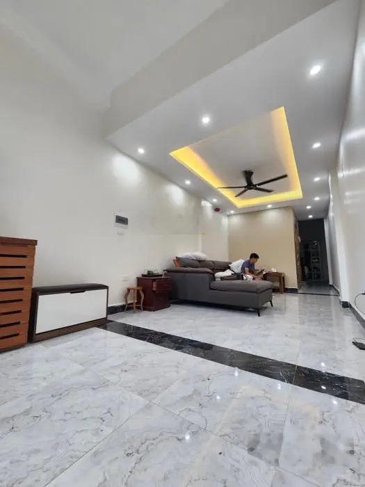 Bán nhà Lạc Long Quân, Tây Hồ, 80m2, nhà đẹp, thang máy, view công viên nước Hồ Tây, nhỉnh 19 tỷ