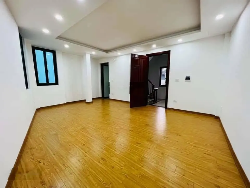 Bán nhà đường láng ,ngõ 1194, 42 m2 , 6 tầng , mt 5 mét ,lô góc ,thang máy ,ô tô tránh. 13,9 tỷ