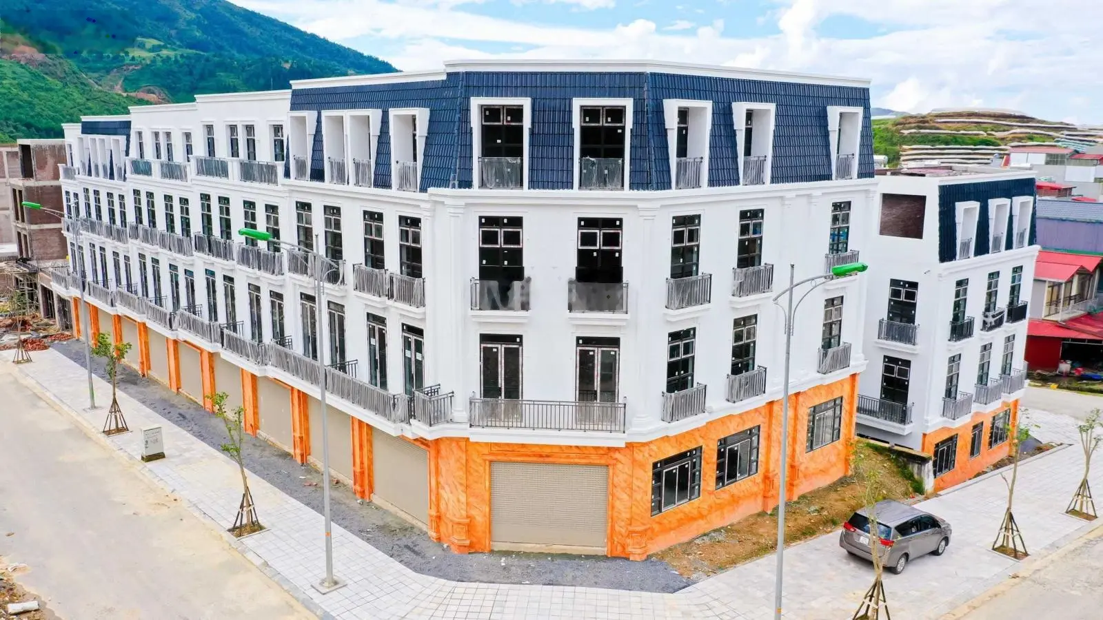 Bán Shophouse - Mini Hotel ngay trung tâm TX Sa Pa - hỗ trợ vay 65% - sẵn sổ đỏ sang tên - giá 6 tỷ