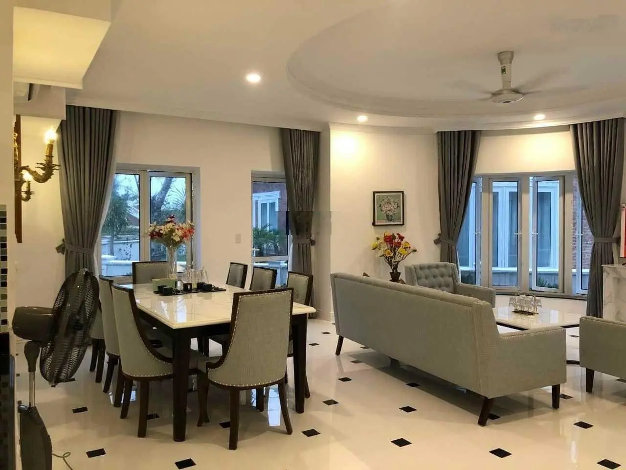 Bán villa biển 3PN full nội thất xịn xò. Đã có sổ đỏ, vay bank thuận lợi. Giá bán 12.5 tỷ. Liên hệ