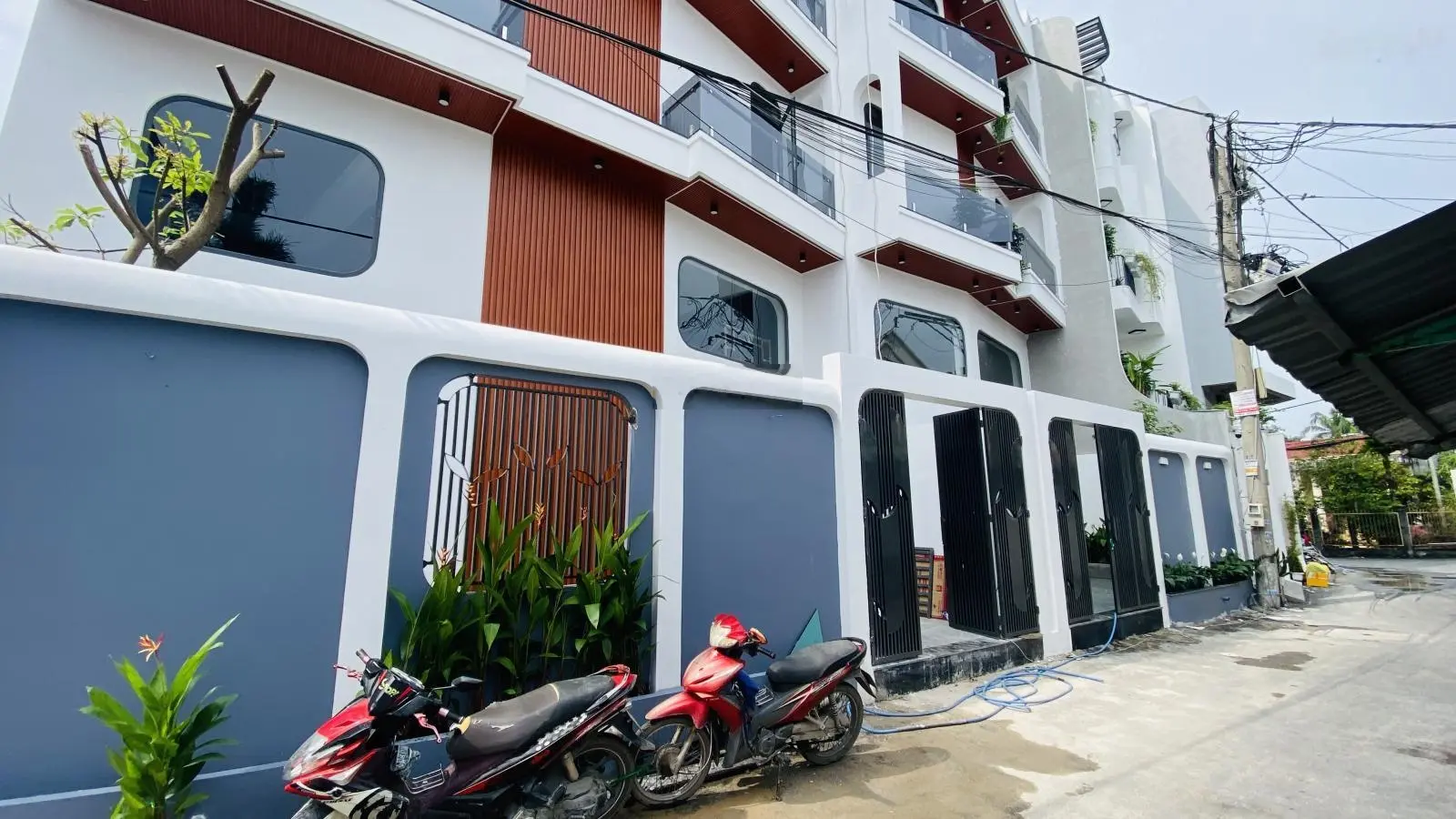 Nhà DTSD 200m2 ngang 9m tại Ngã Tư Ga 3.5 tấm sổ riêng mới xây dựng xong