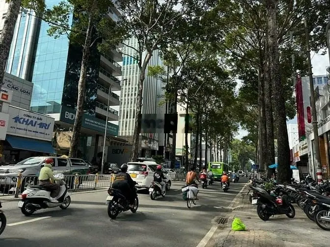 Bán nhà MT Nguyễn Thị Minh Khai, Phường 2 Quận 3, DT 8,55 x 19,05m,