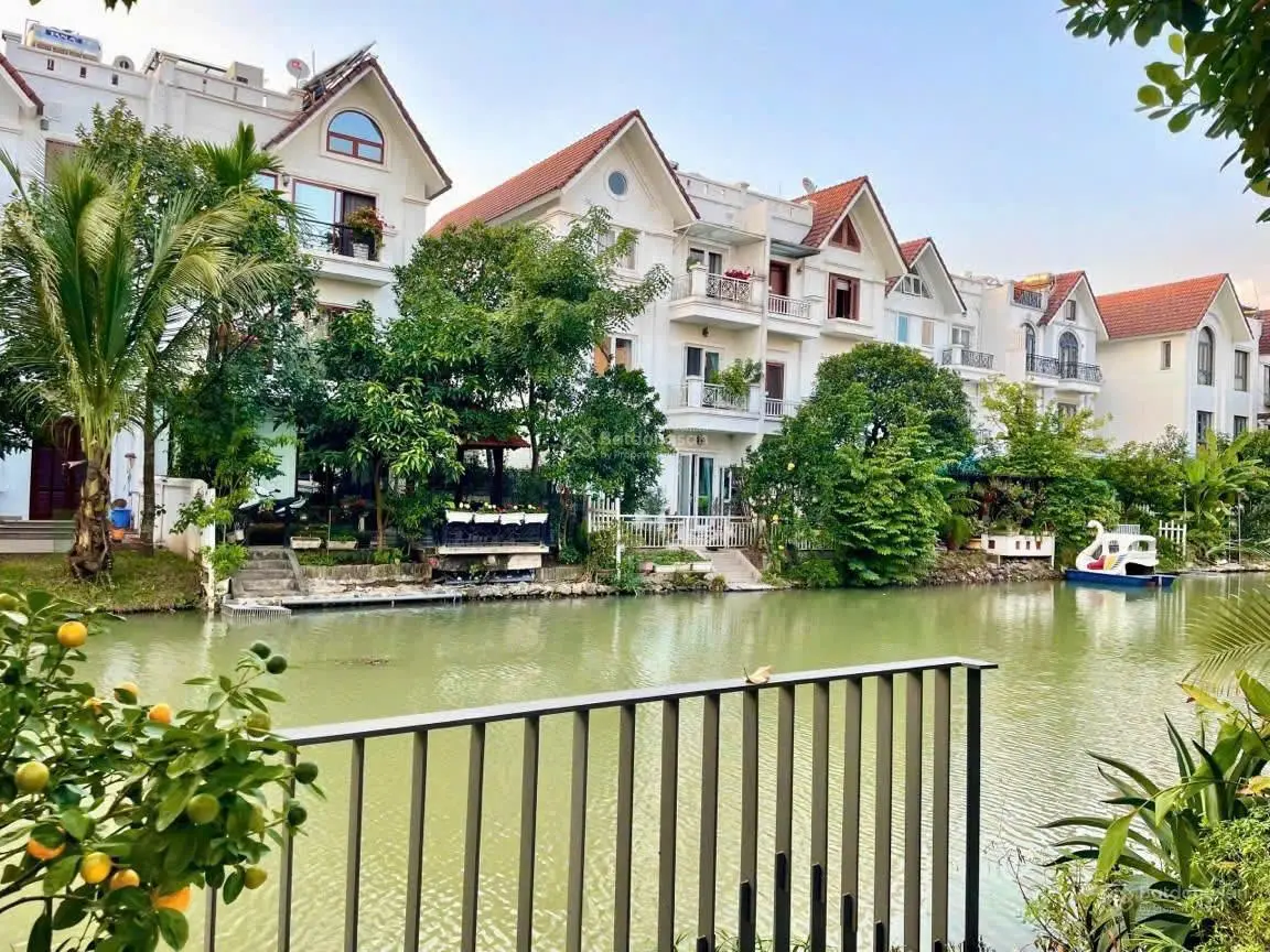 Bán biệt thự trục chính đường Hoa Lan Vinhomes Riverside, 81 tỷ, 202m2, view đẹp