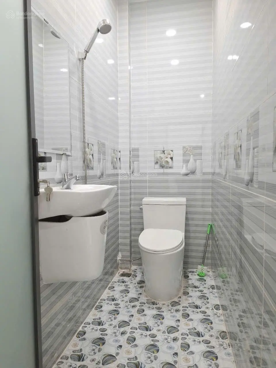 Bán nhà sổ hồng riêng 40m2 1 lầu, 2PN 2WC. Giá: 2 tỷ 280 triệu