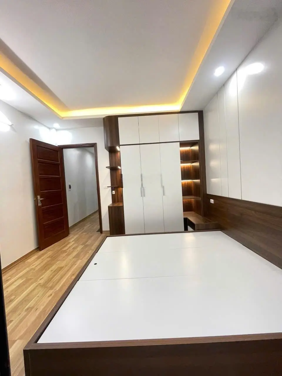 Nhà Đep Ở Ngay Dân Xây 5 Tầng Giá Chỉ 6,X Tỷ Tại La Khê ,Hà Đông : 0902018983