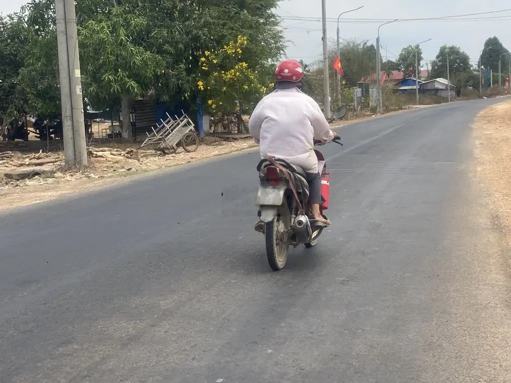 BÁN LÔ ĐẤT Ở TẠI NÔNG THÔN,MẶT TIỀN ĐƯỜNG NHỰA,DÂN CƯ ĐÔNG ĐÚC,GIÁ RẼ.