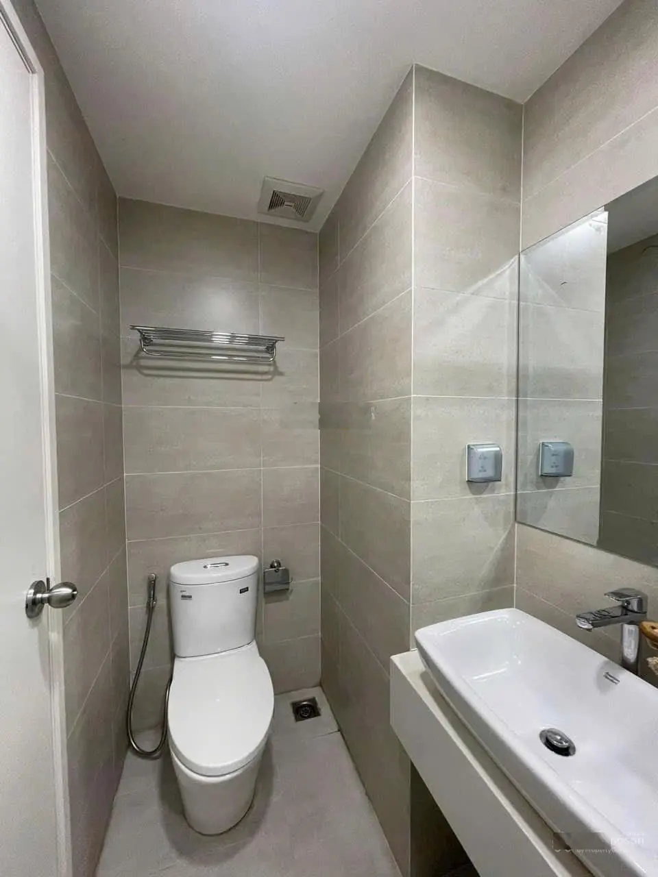 Em sang nhượng căn có ban công, DT: 54m2, 2PN/2WC - 2.350 tỷ (Hướng Đông, view Quận 1)