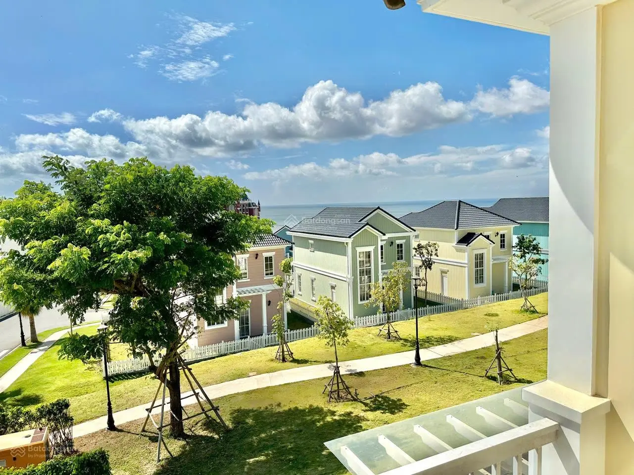 Chuyển nhượng full nội thất căn góc 240m2 ngay hồ bơi tràn bờ view biển giá: 9.9 tỷ bao thuế phí