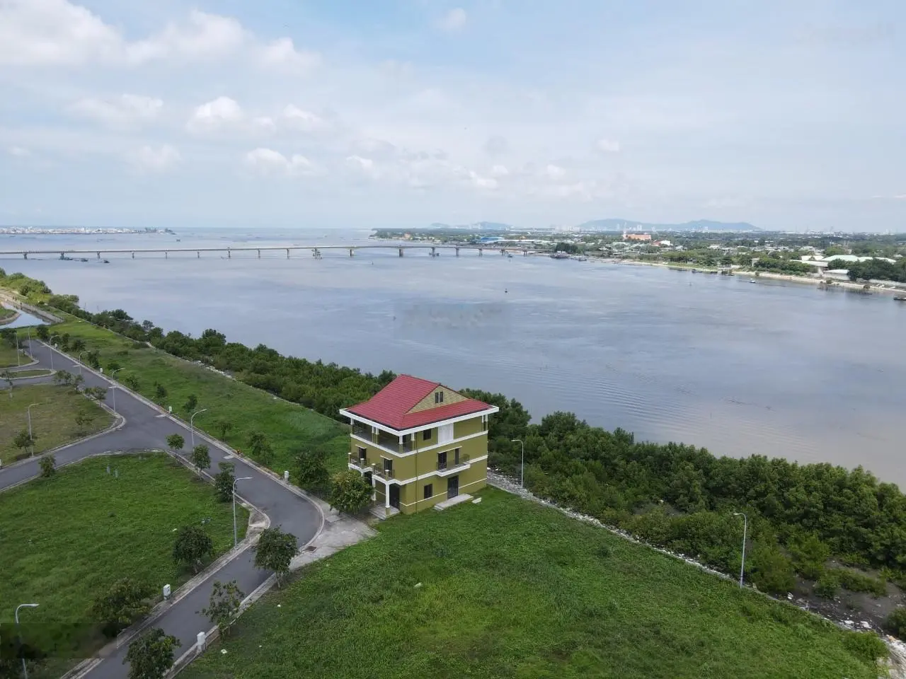 Bán cặp nền nhà phố view trực diện sông, giá siêu tốt. LH: 0902 427 ***