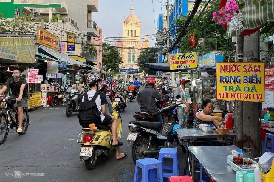 Bán gấp nha mặt tiền Xóm Chiếu ngay chợ 200