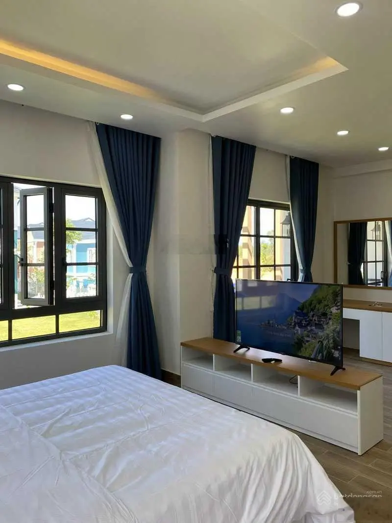 Chính chủ bán biệt thự đơn lập 12m x 20m, full nội thất view biển, công viên nước giá tốt