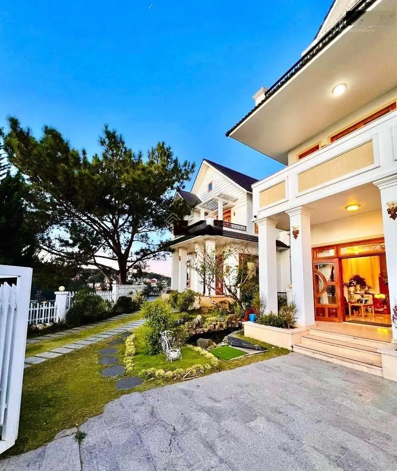 Bán căn Villa Đà Lạt: 11 phòng - Nằm trên đồi cao - View thông xanh