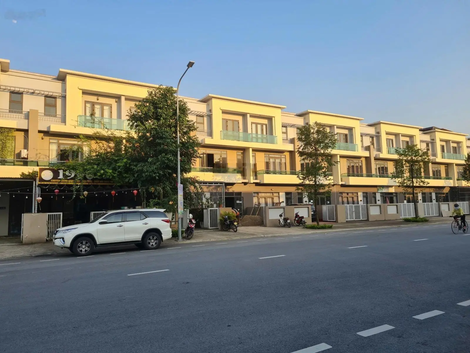 + CẦN BÁN GẤP CĂN SHOPHOUSE 120m2 .tại centa city vsip . ngay sát chợ vải ninh hiệp