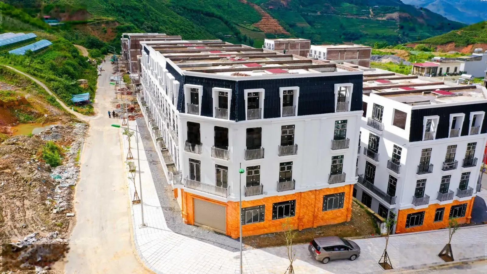 Bán Shophouse - Mini Hotel ngay trung tâm TX Sa Pa - hỗ trợ vay 65% - sẵn sổ đỏ sang tên - giá 6 tỷ