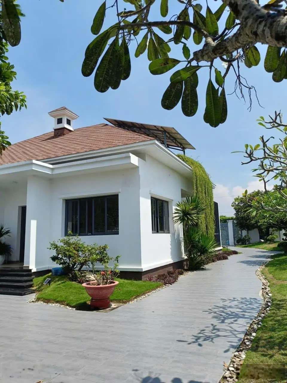 Bán Villa Long An cạnh Tphcm 3000m2, sân vườn,ao cá tuyệt đẹp chỉ 27 tỷ