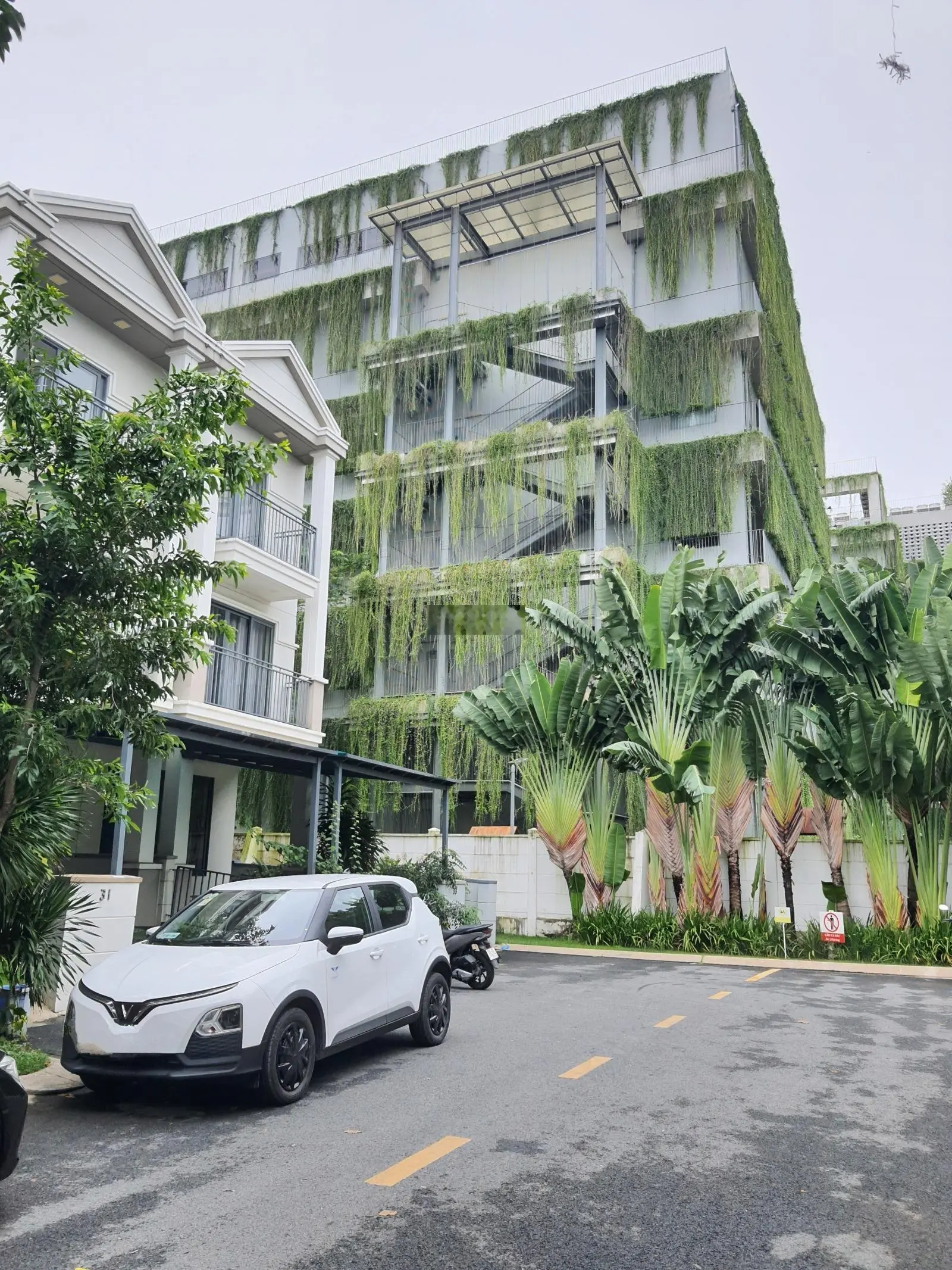 Biệt Thự ven sông đẳng cấp 3 tầng - Nine South Estates - Đường Nguyễn Hữu Thọ Chỉ 18tỷ.