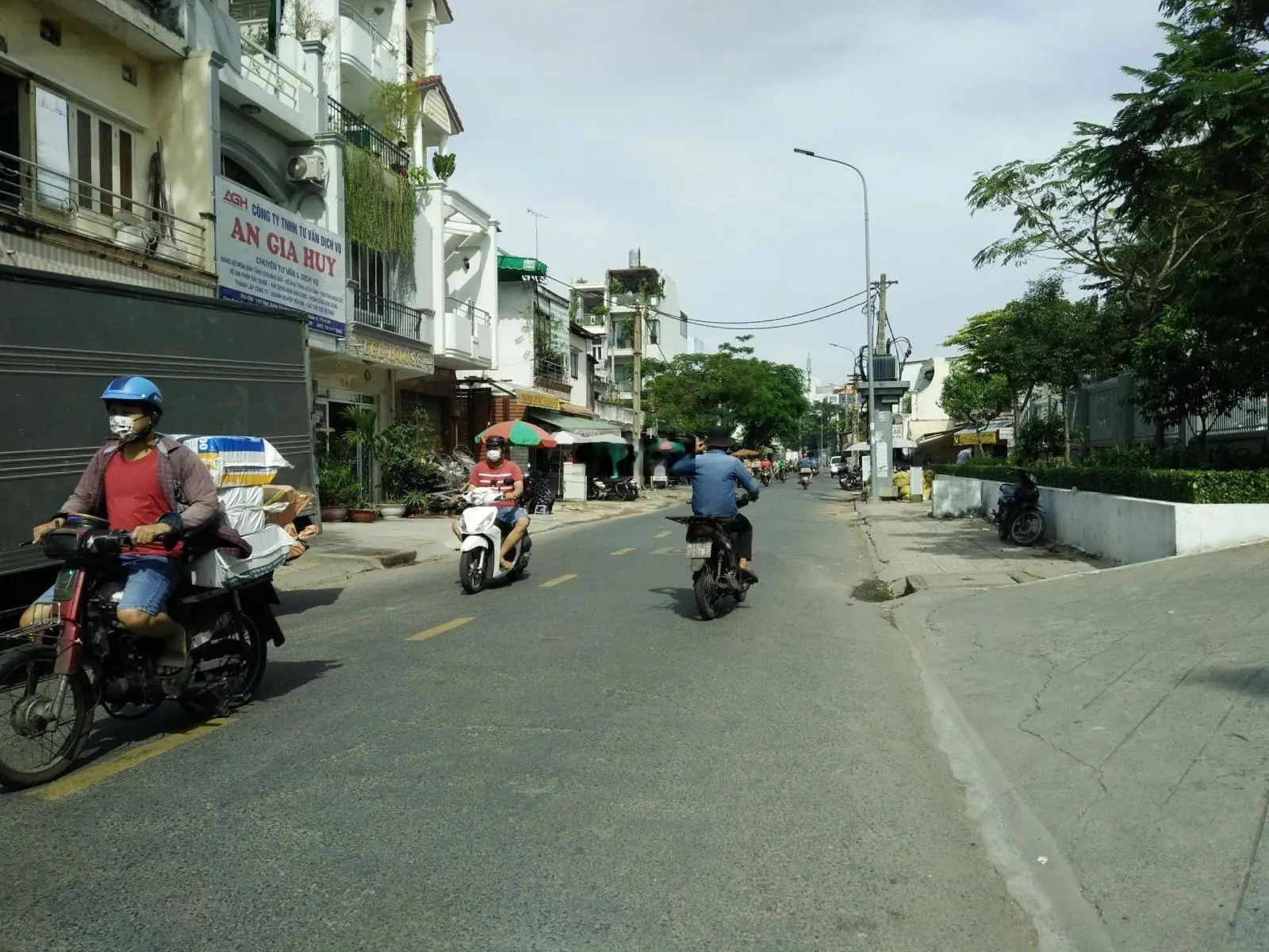 Bán nhà mặt tiền Cao Văn Lầu, Q6. DT: 8x22,5 - CN: 167m2 - 3 Tầng. Đông Bắc. Giá 30 tỷ còn TL