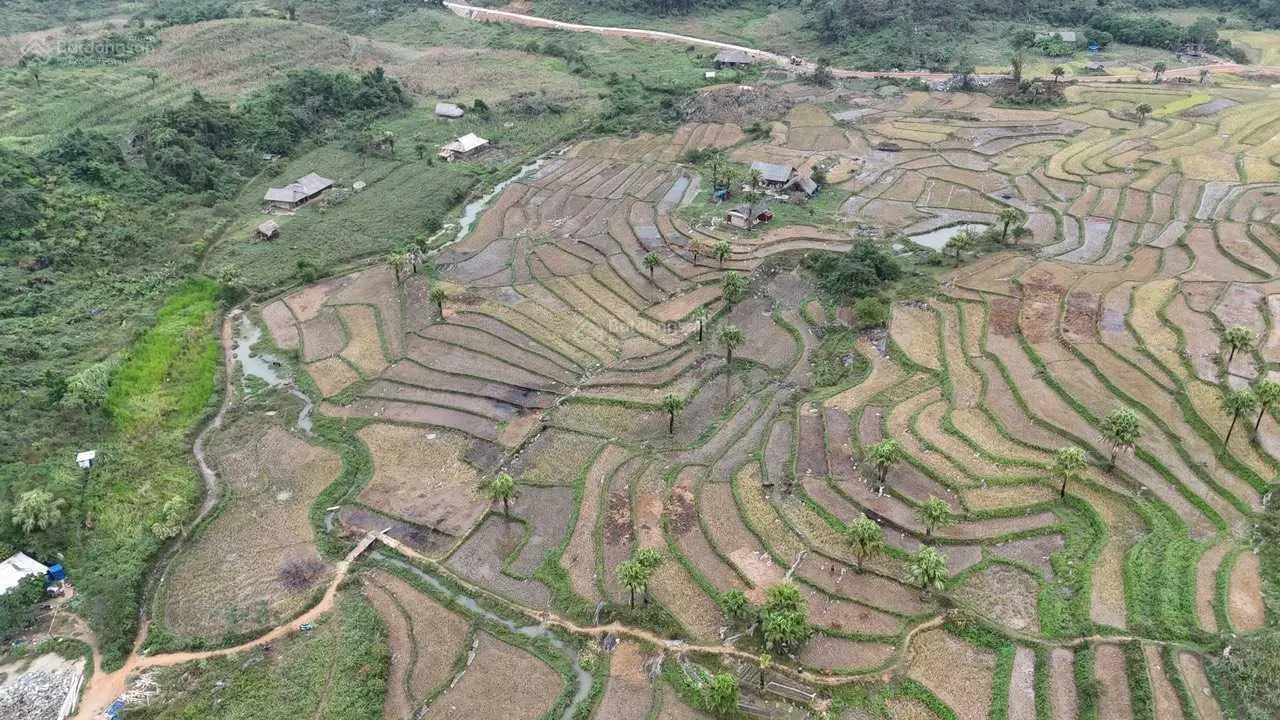 Đất ngay chân núi Bản Tèn. DT 45.427m2 có 200m TC. Phù hợp làm khu nghỉ dưỡng, homestay