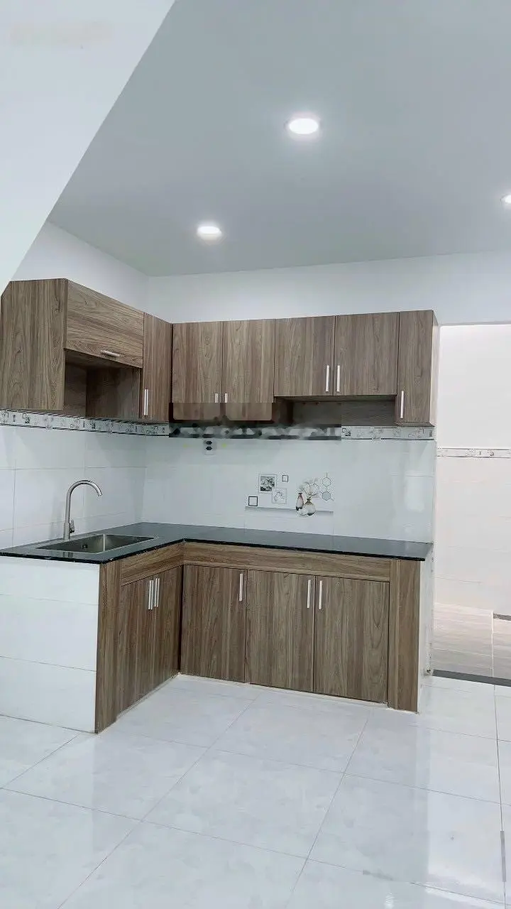 Bán gấp nhà mặt tiền Xã Trung Chánh, Hóc Môn. Sổ riêng. DT: 60,4 m2. Giá: 2.9 tỷ. LH: 0342 421 ***