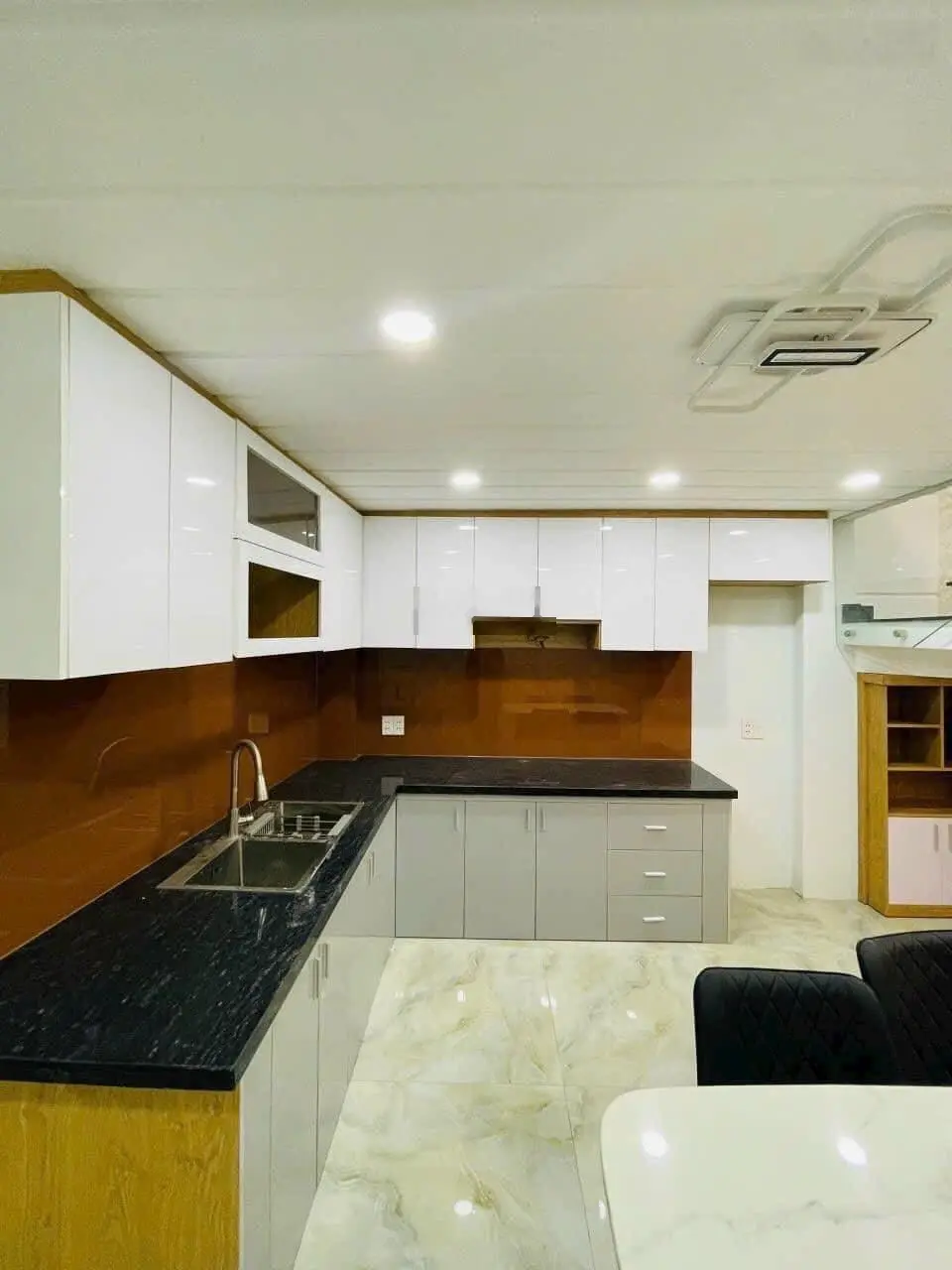 Nhà ngộp vốn bán giá 2.650tỷ/58,6m2 - Tân Sơn Hoà P.2 Tân Bình. Gần chợ Phạm Văn Hai. Cho thuê 27tr