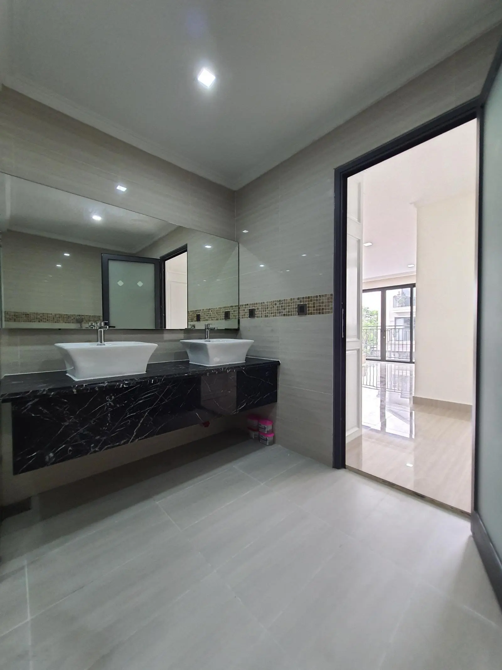 Biệt Thự ven sông đẳng cấp 3 tầng - Nine South Estates - Đường Nguyễn Hữu Thọ Chỉ 18tỷ.