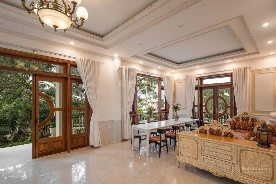 Bán căn Villa Đà Lạt: 11 phòng - Nằm trên đồi cao - View thông xanh