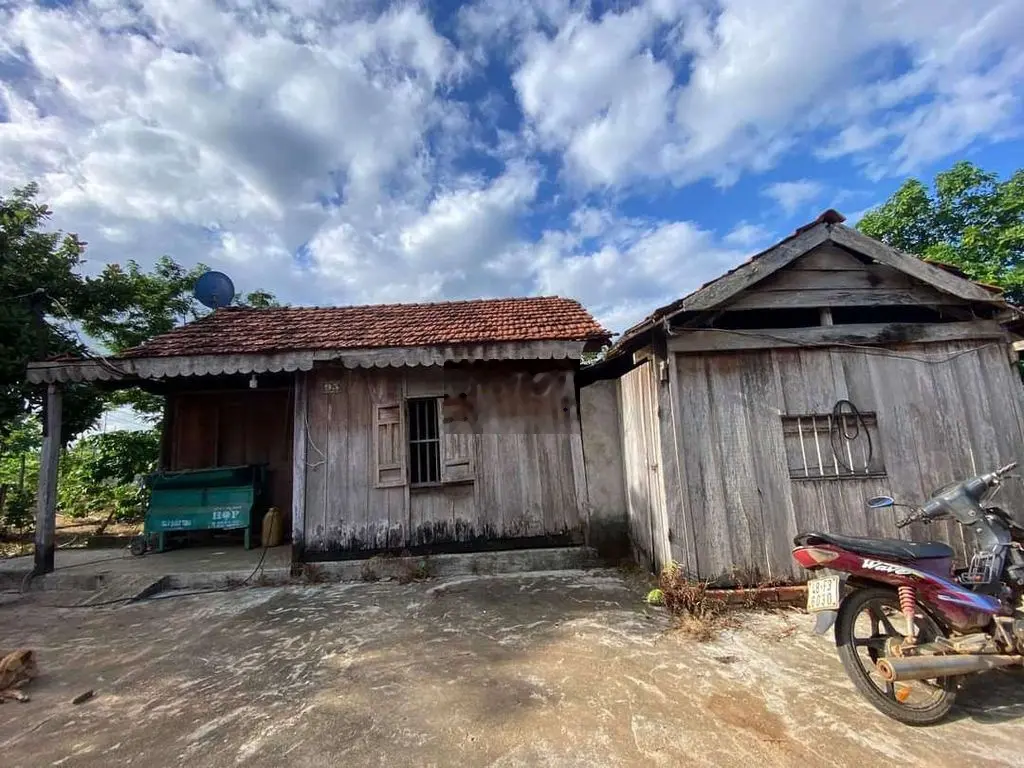 CẦN BÁN NHÀ GỖ