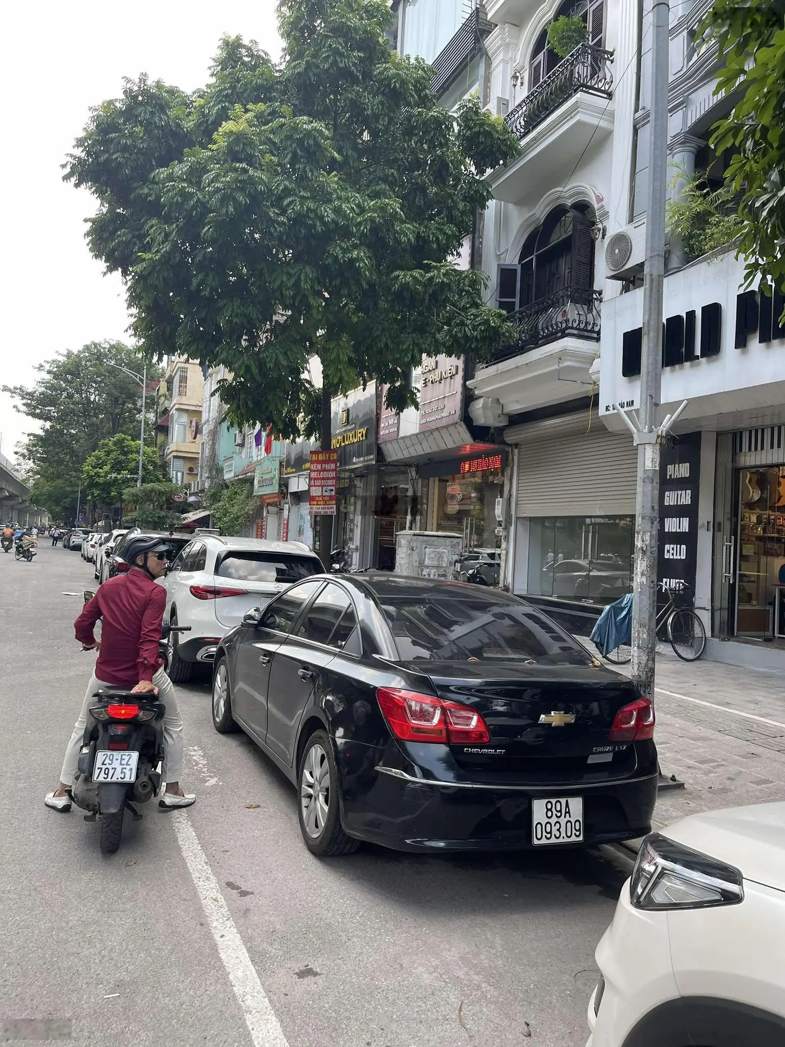 Bán nhà mặt phố Hào Nam Đống Đa - lô góc vỉa hè rộng ô tô - thang máy chờ - kinh doanh rất tốt