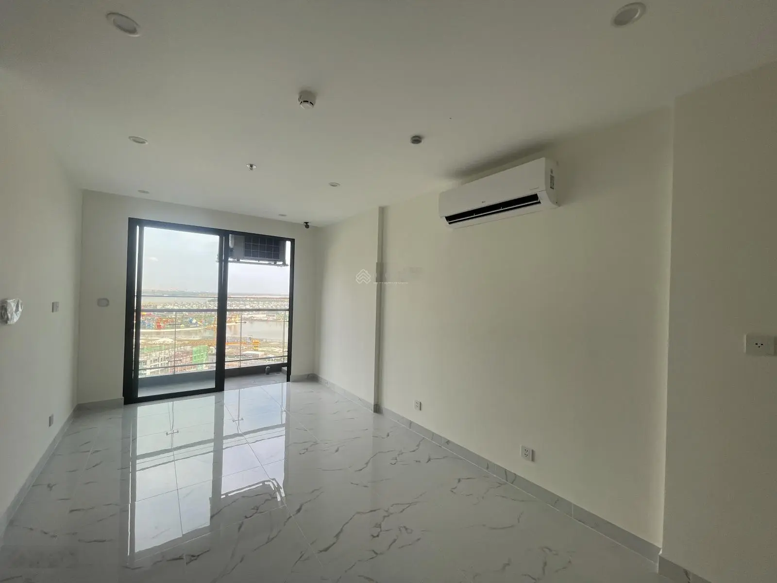 Chính chủ cắt lổ 800tr căn 3PN Glory tầng trung View hồ bơi, Cạnh Vincom, DT 81,5m2 giá 4,7 tỷ