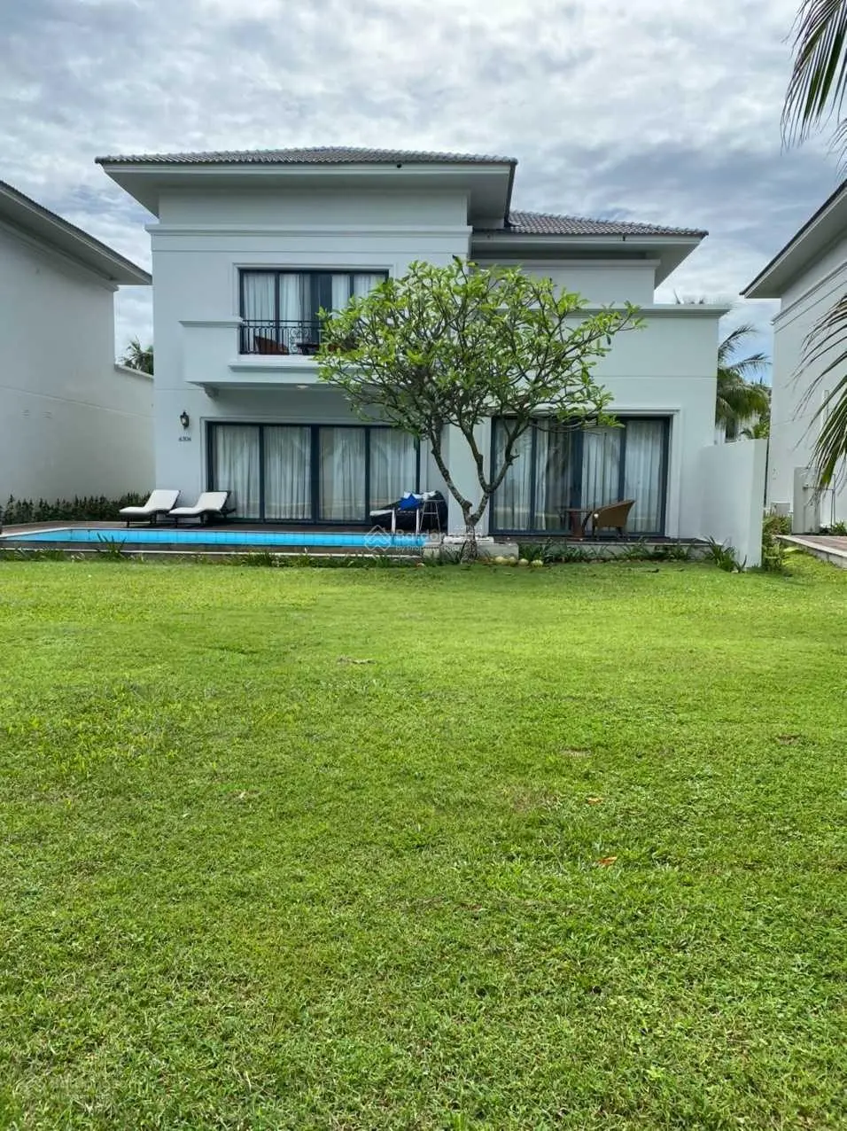 Cần bán căn Vin cắt lỗ sâu dạng 3 phòng - 474m2 - View đẹp - giá 10,5 tỷ 0919 755 ***