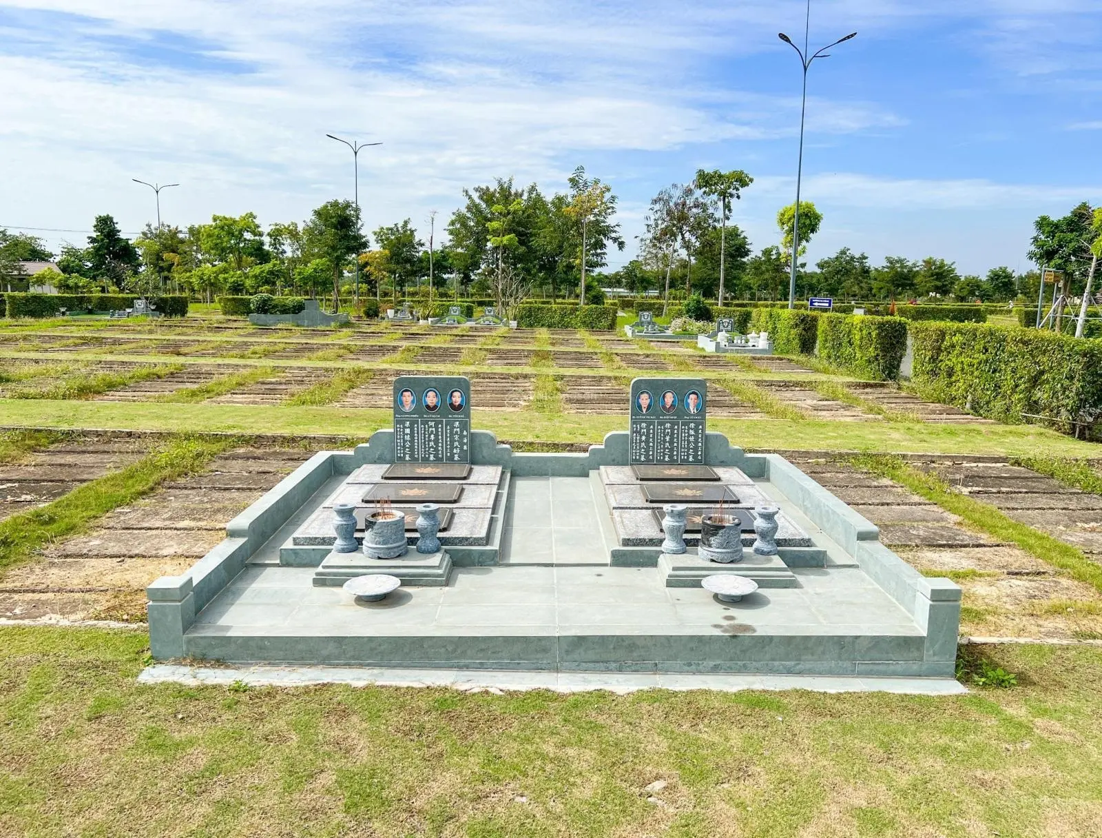 Còn dư 5 cặp mộ khu M1 Sala Garden - ngay sau chùa cần chuyển nhượng lại