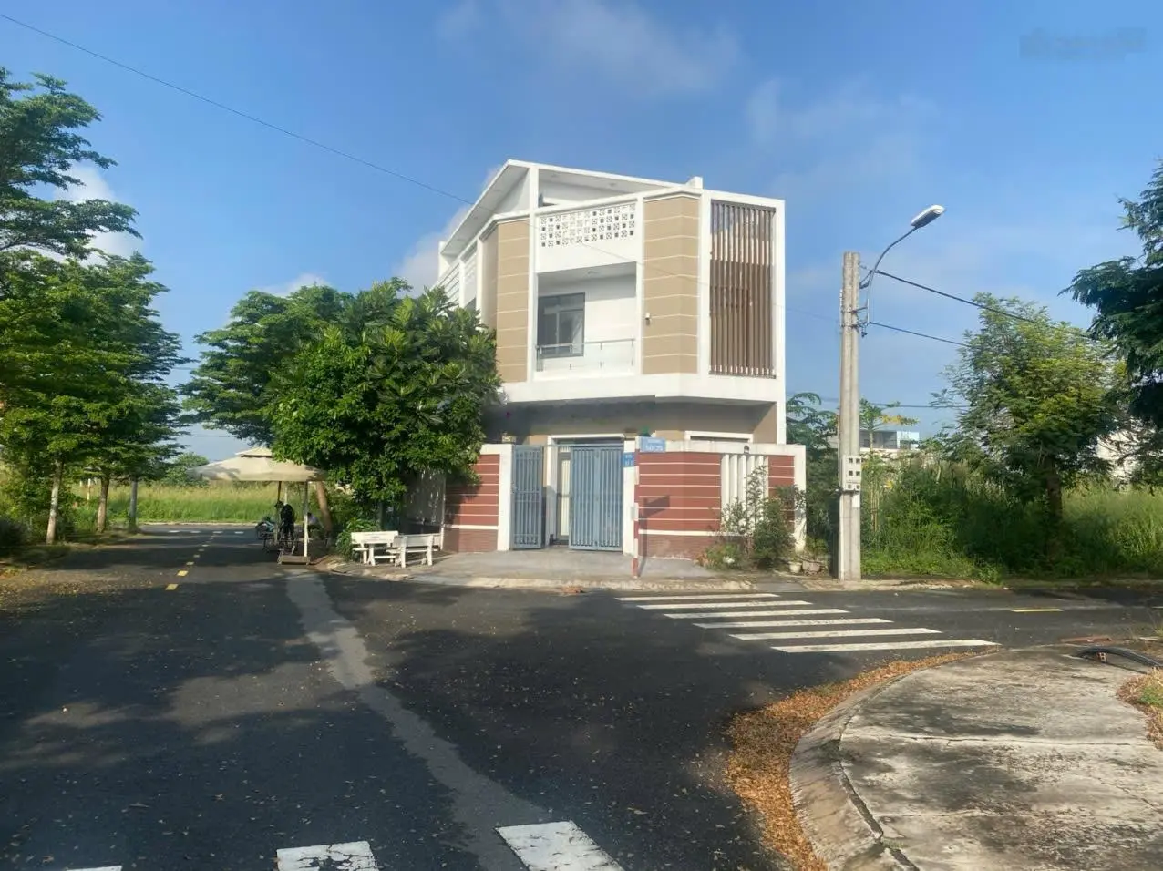 Cần bán nhà 1 trêt 2 lầu căn góc 110m2 view công viên KDC Sài Gòn Village - Long Hậu