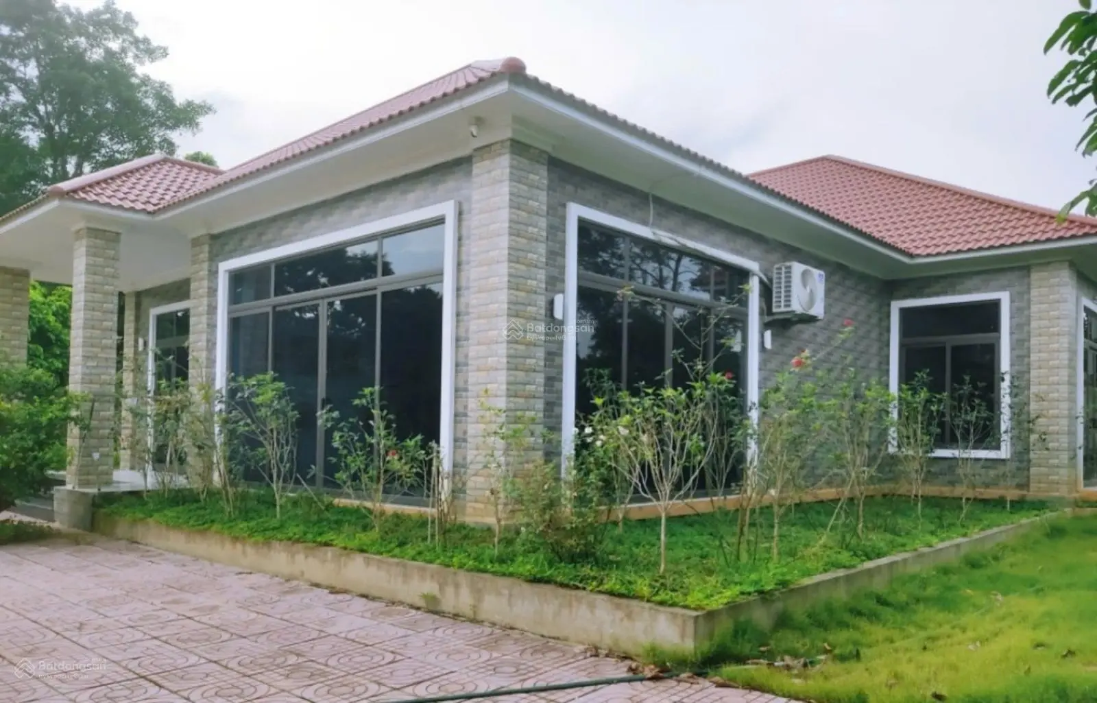 Chuyển nhượng khuôn viên nhà ở, diện tích: 3036m2 có 400m2 đất ở