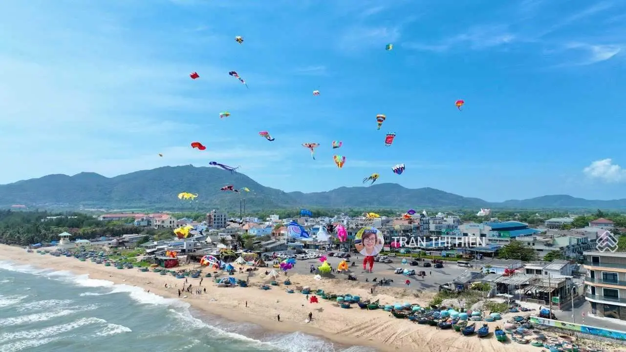 Cạnh bên khu đồng gió Glamping - View núi Minh Đạm - Cách biển Phước Hải chỉ 2km