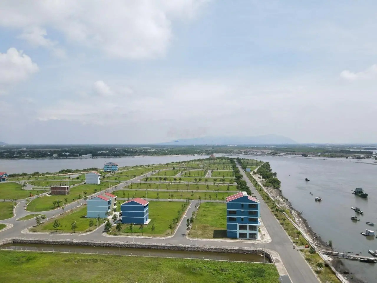 Bán cặp nền nhà phố view trực diện sông, giá siêu tốt. LH: 0902 427 ***